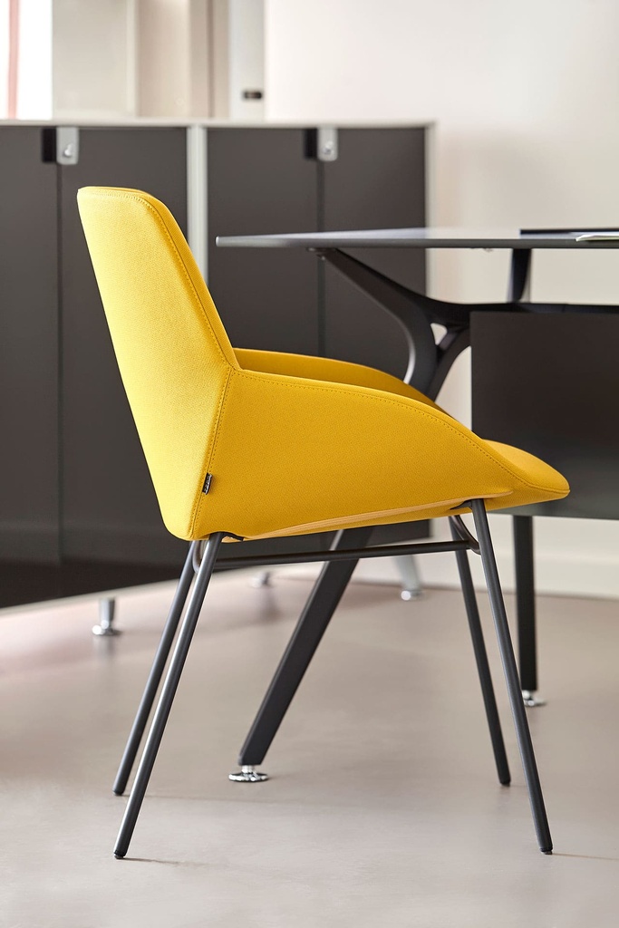 Sillas Noom 30 con 4 patas de acero y tapizado amarillo mostaza