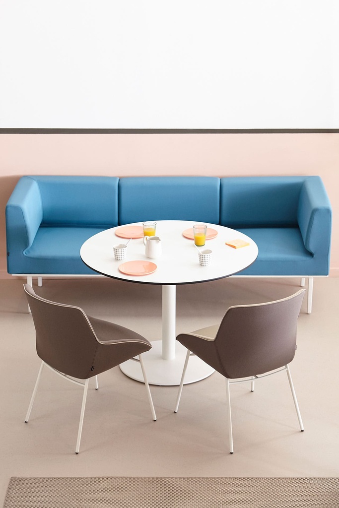 Sillas Noom 30 con 4 patas de acero y tapizado marrón claro