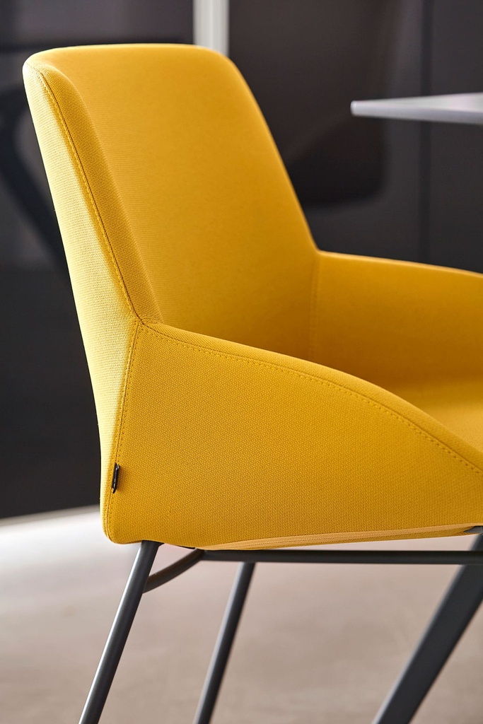Sillas Noom 30 con 4 patas de acero y tapizado amarillo mostaza