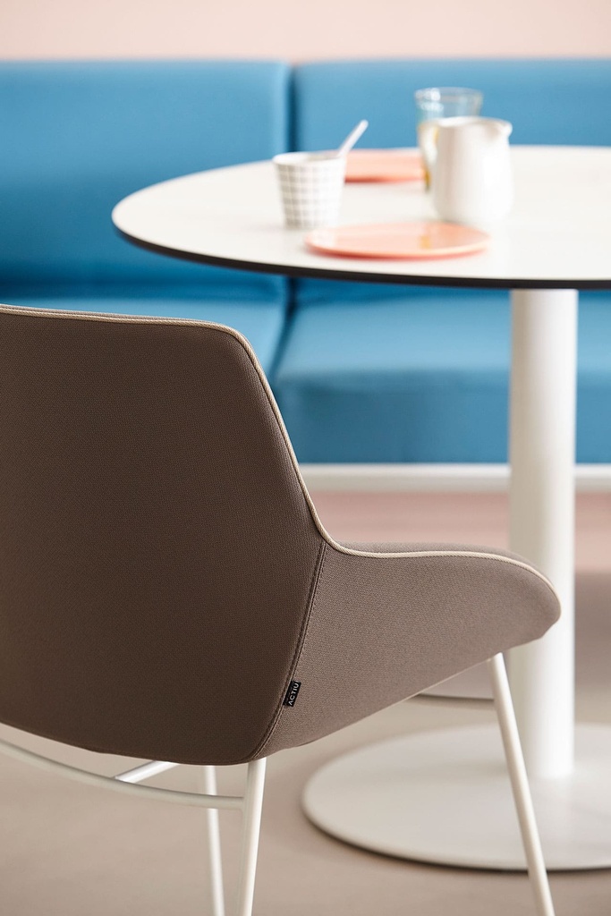 Sillas Noom 30 con 4 patas de acero y tapizado marrón visón