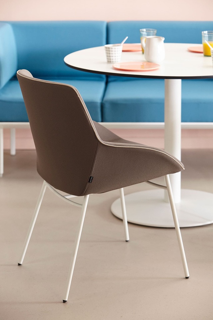 Sillas Noom 30 con 4 patas de acero y tapizado marrón