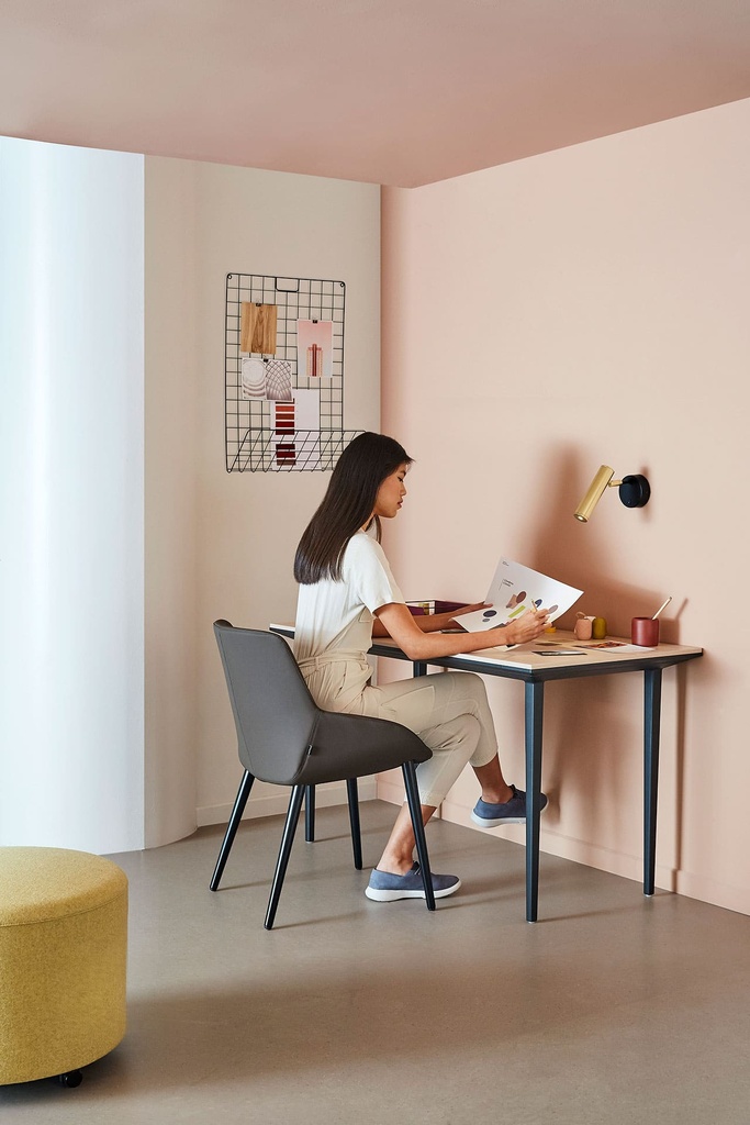 Silla Noom 30 con 4 patas de madera cónicas y tapizado en Home Office