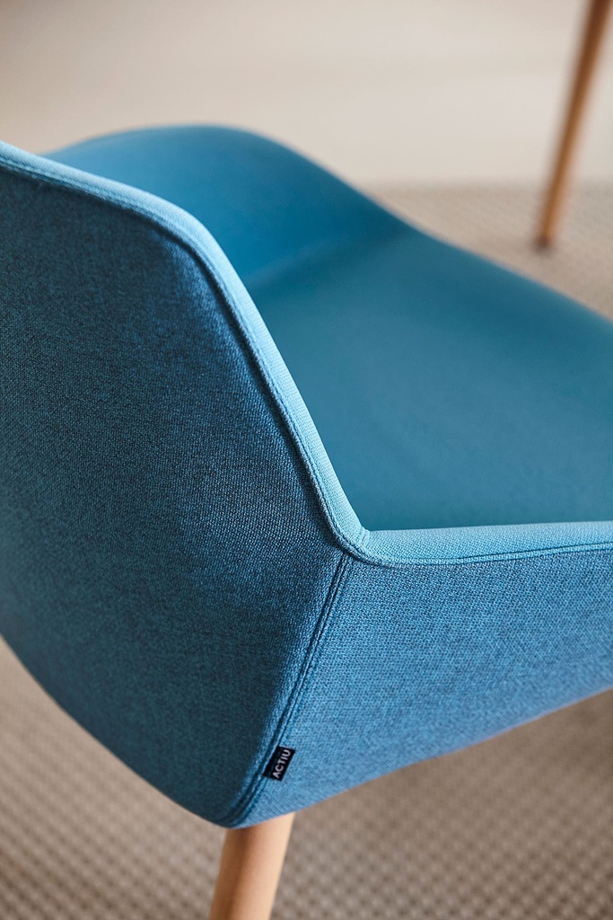 Silla Noom 30 con 4 patas de madera cónicas y tapizado en azul