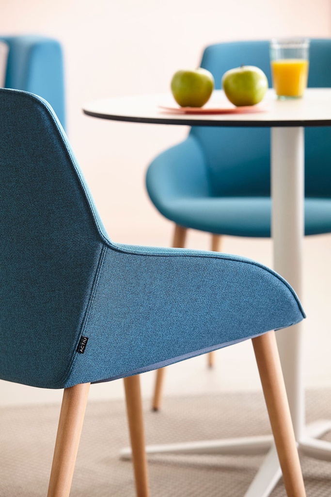Silla Soft Seating Noom 30 con 4 patas de madera cónicas y tapizado en azul