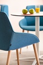 Silla Soft Seating Noom 30 con 4 patas de madera cónicas y tapizado en azul