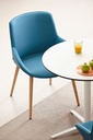 Silla Noom 30 con 4 patas de madera cónicas y tapizado en azul con mesa Tabula