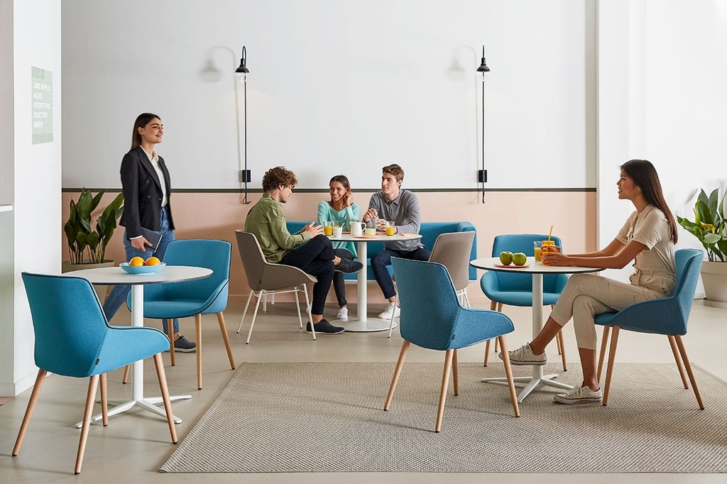 Silla Noom 30 con 4 patas de madera cónicas y tapizado en azul con mesas Tabula