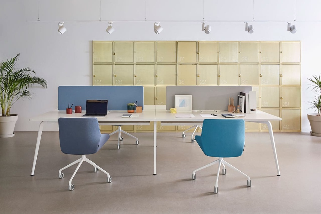 Sillas Noom 30 con 4 patas ruedas y elevación a gas y tapizado en tonos azules