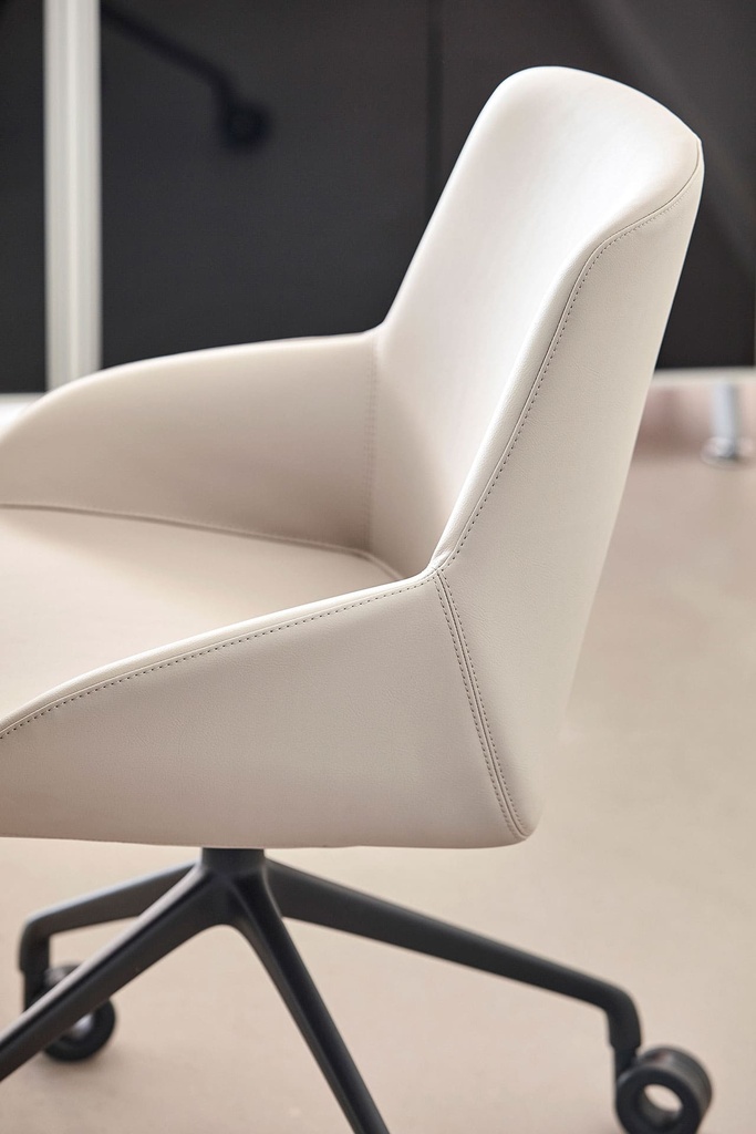 Sillas Noom 30 con 4 patas ruedas y elevación a gas y tapizado en beige claro