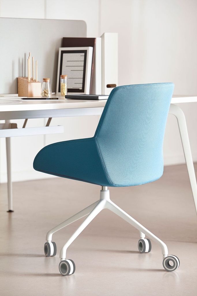 Sillas Noom 30 con 4 patas ruedas y elevación a gas y tapizado en tonos azules
