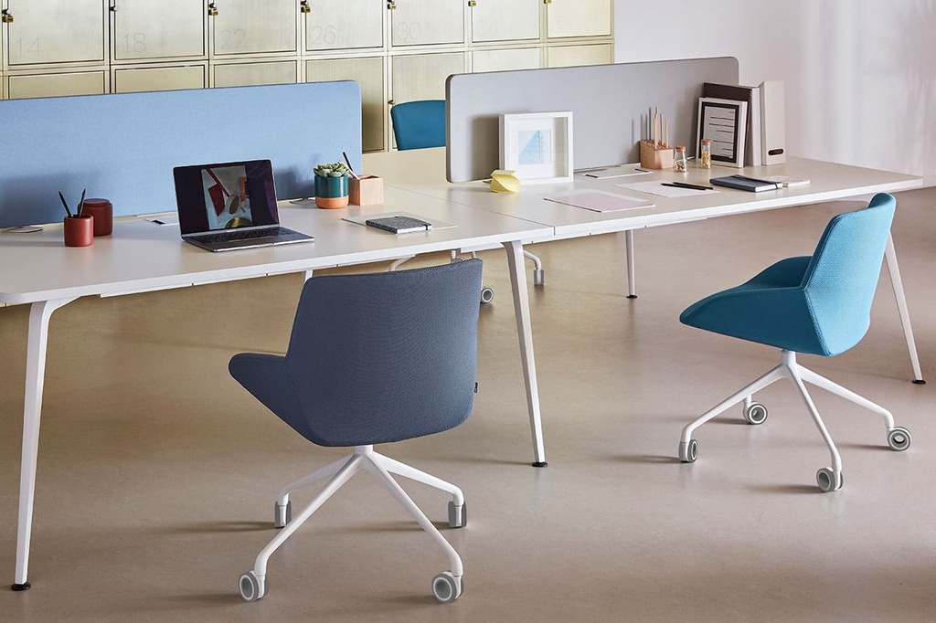 Sillas Noom 30 con 4 patas ruedas y elevación a gas y tapizado en tonos azules