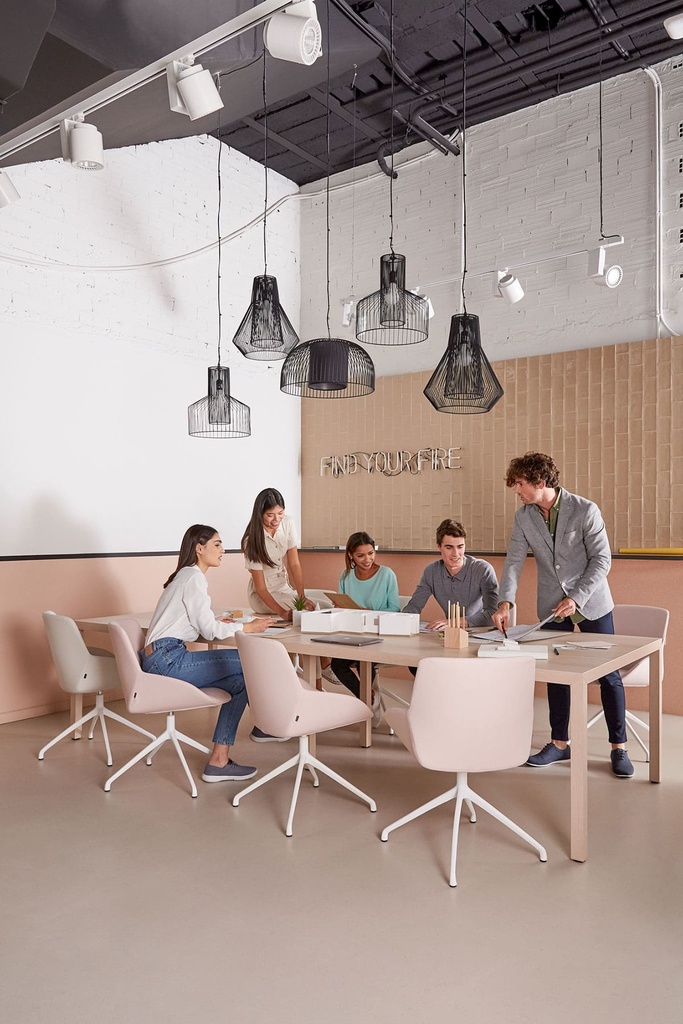 Sillas Noom 30 con base giratoria de aluminio con autoretorno y tapizado en rosa