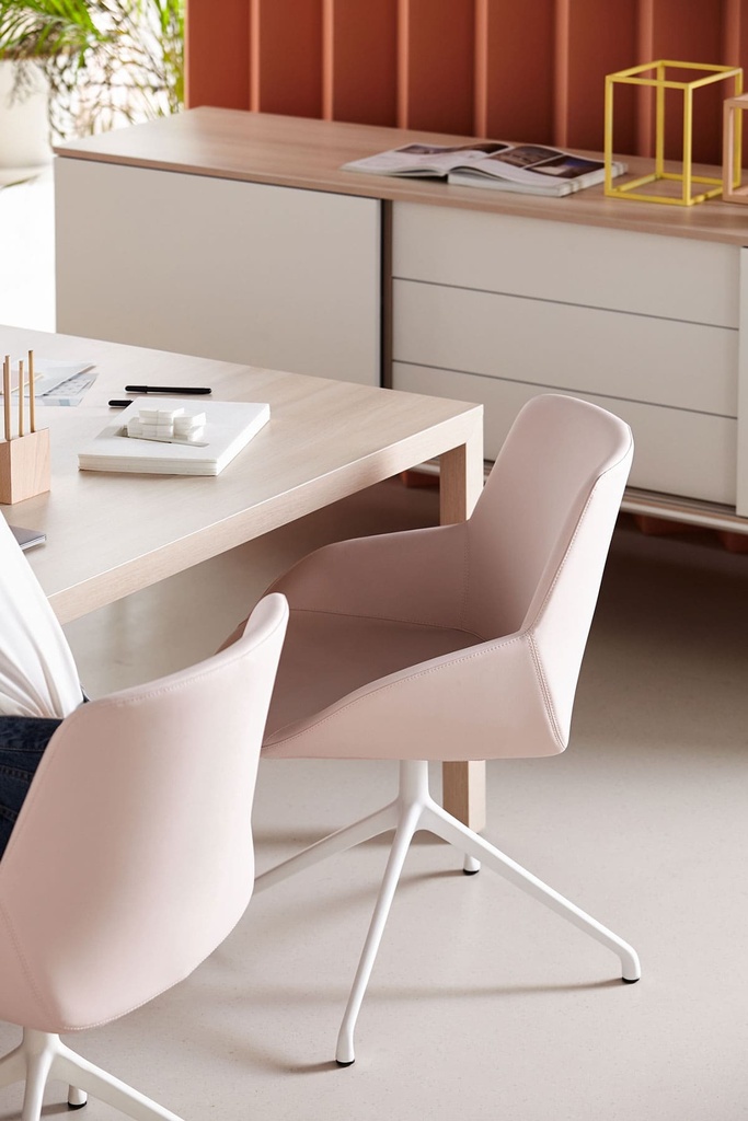 Sillas Noom 30 con base giratoria de aluminio con autoretorno y tapizado en rosa