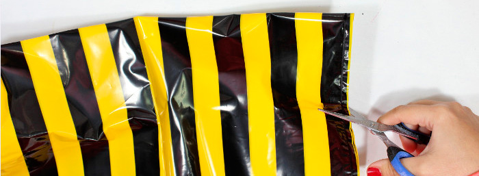 Tijera cortando bolsa disfraz para personalizarla