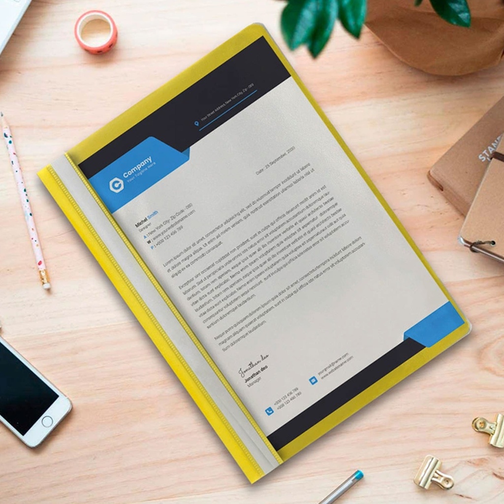 Dossier fástener de color amarillo sobre mesa de oficina