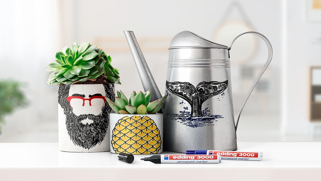 Bolsa de almacenaje infantil decorada con letras de colores usando rotuladores Edding 3000