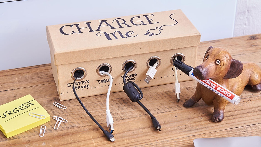 Diseño tipográfico a color sobre papel usando rotulador Edding 3000 rosa