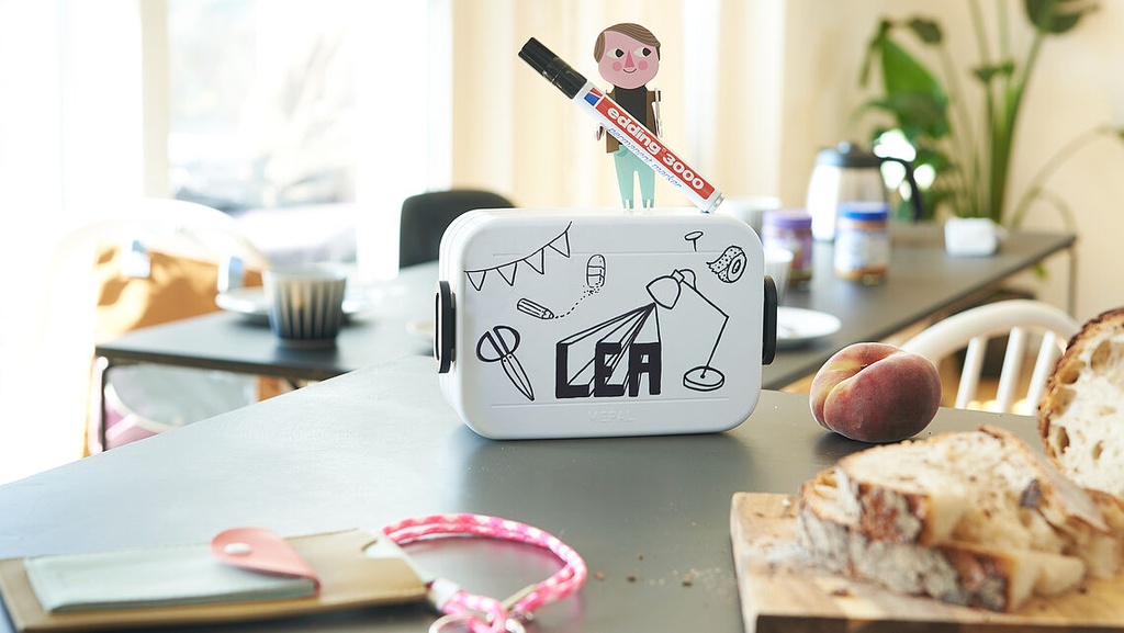 Estantería de oficina con carpetas organizadas y etiquetas escritas con rotulador Edding 3000 negro