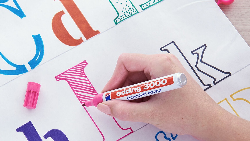 Letras impresas y plantillas acompañadas de rotuladores permanentes Edding 3000 de varios colores