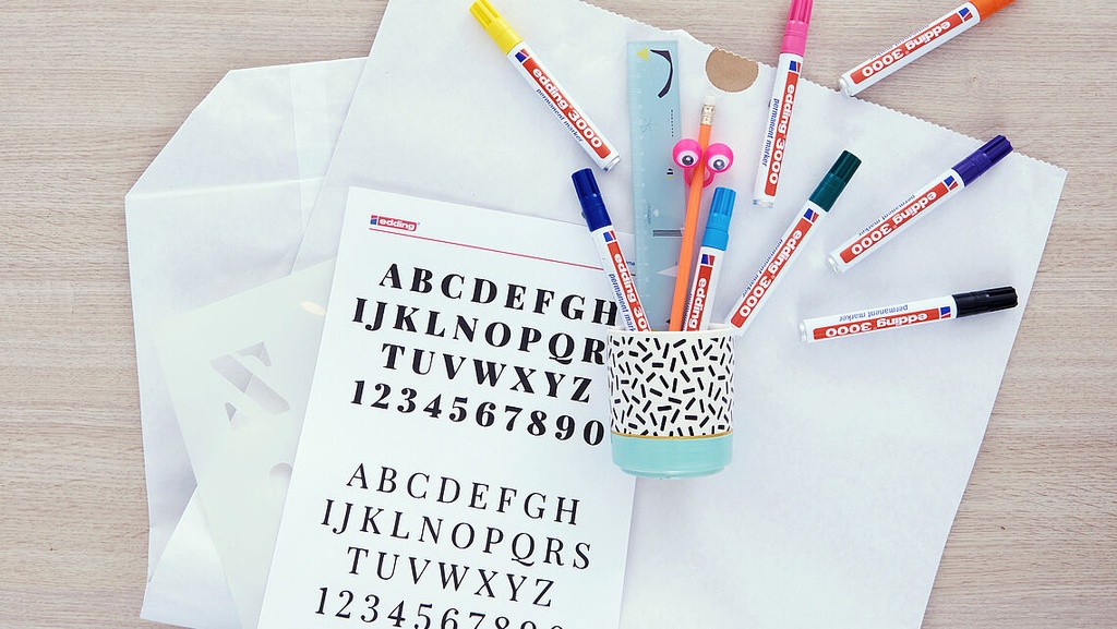 Caja personalizada para niños decorada con dibujos hechos con Edding 3000