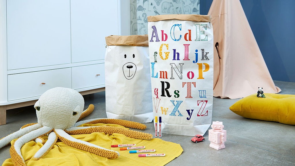 Regadera metálica decorada con dibujo hecho con rotulador permanente Edding 3000 negro y azul