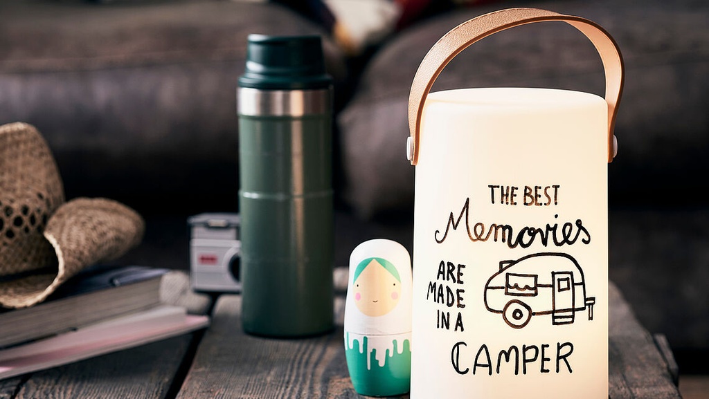 Caja de cables etiquetada con texto negro escrito con rotulador Edding 3000