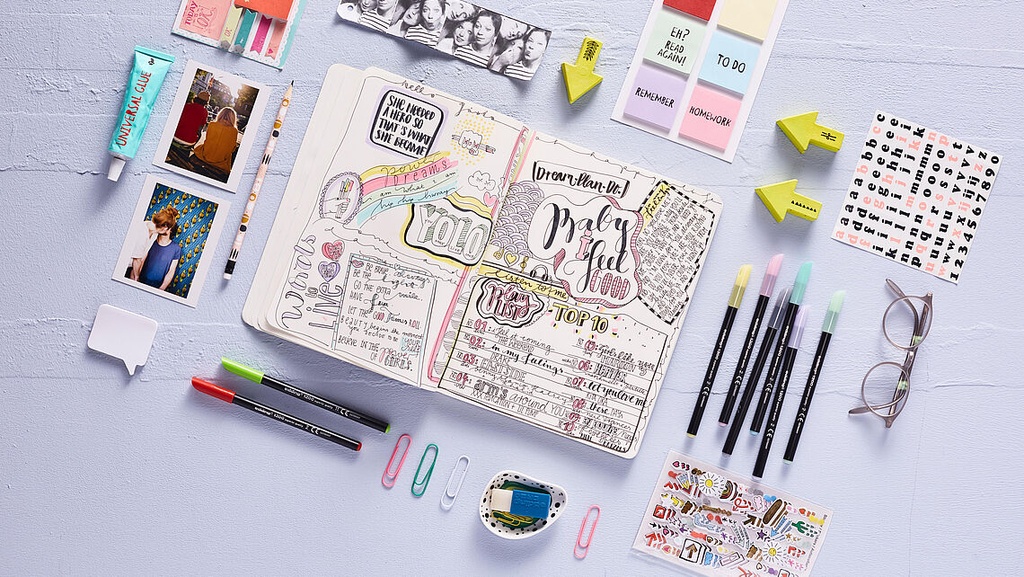 Rotuladores Edding 1200 en varios colores utilizados para lettering creativo y listas de viaje personalizadas