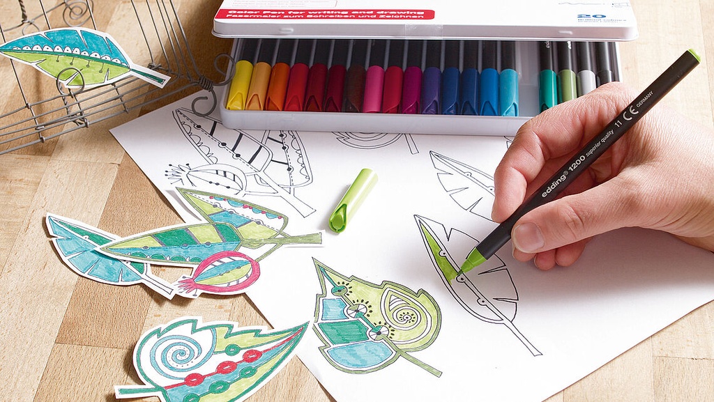 Coloreado de animales con rotulador amarillo Edding 1200 sobre papel blanco en actividad educativa