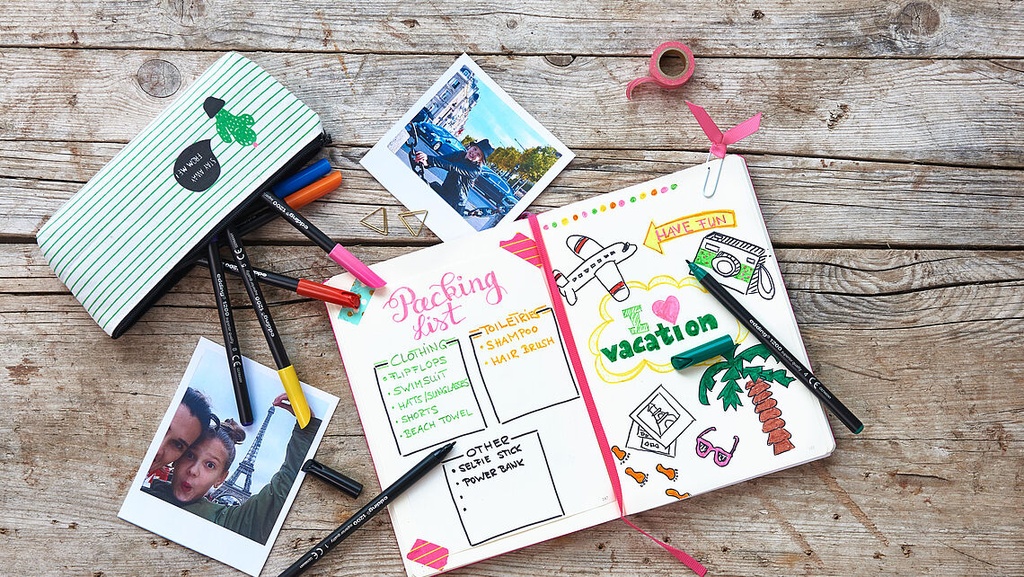 Cuaderno de bullet journal decorado con rotuladores Edding 1200 y frases motivadoras en colores pastel