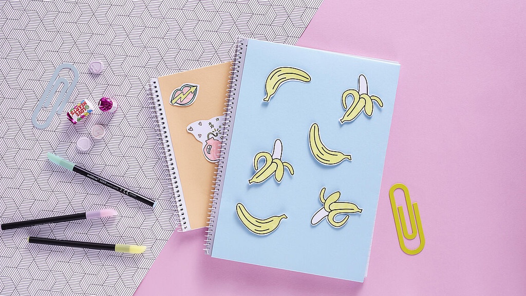 Chica luciendo una chaqueta vaquera decorada con ilustraciones hechas a mano usando rotuladores Edding 1200