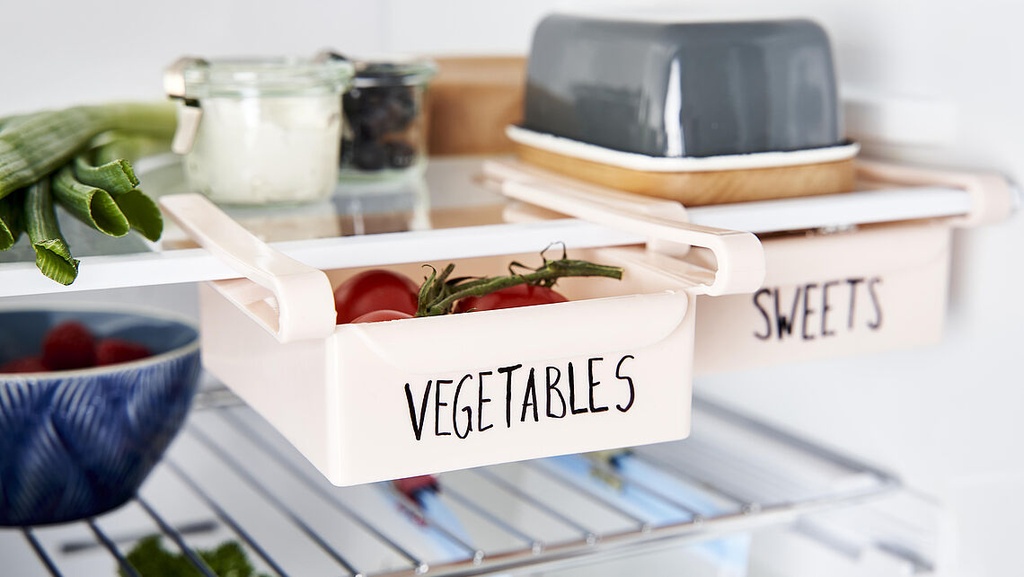 Rotulador permanente Edding 750 escribiendo sobre una bandeja de plástico en el frigorífico para etiquetado doméstico visible