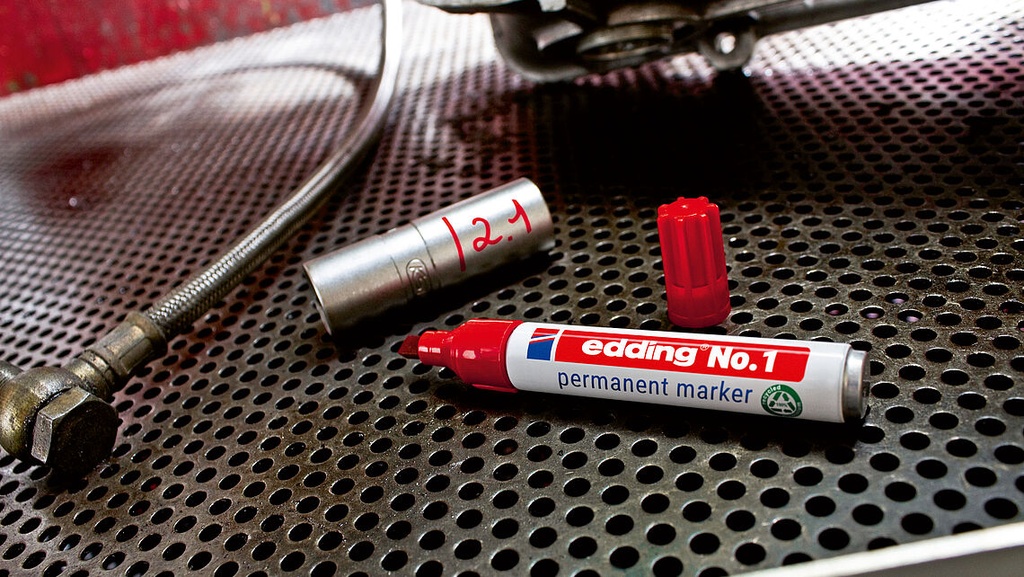 Proceso de recarga del marcador permanente Edding Nº1 con tinta Edding MTK 25 negra