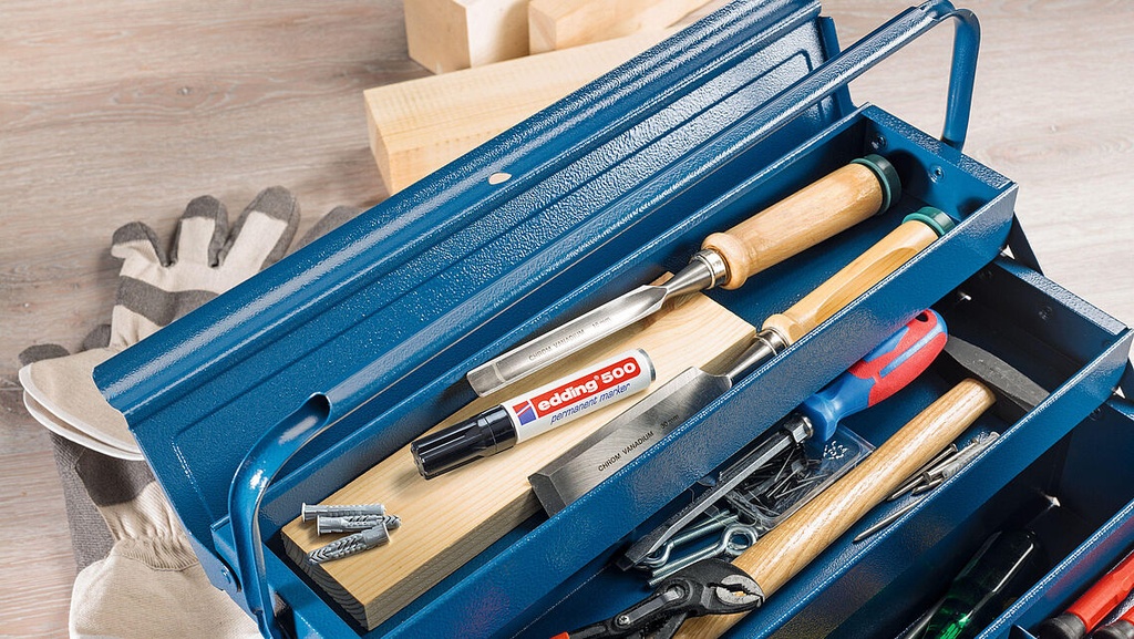 Cajones de lavandería marcados con rotulador Edding 500 verde para clasificar temperaturas de lavado.