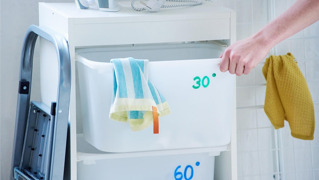 Perro husky junto a cuencos de comida personalizados usando rotuladores Edding 500.