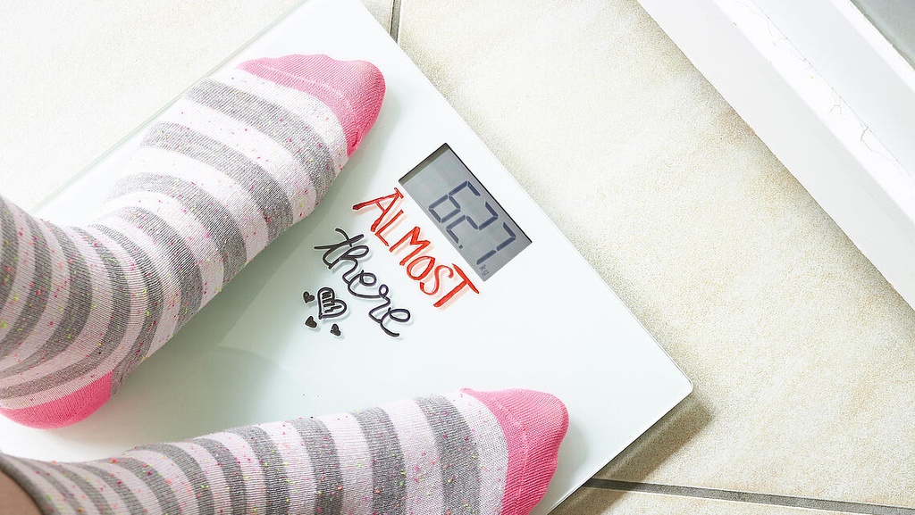 Báscula digital personalizada con marcador permanente Edding 550 para mensajes motivacionales