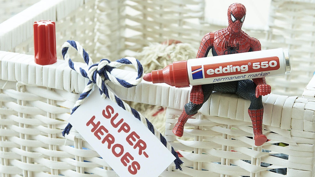 Marcador Edding 550 negro utilizado para escribir notas visibles en entornos de oficina o coworking