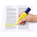 Rotulador fluorescente Staedtler Textsurfer Classic resaltando texto sobre papel impreso