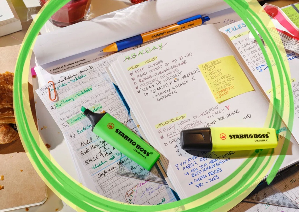 Rotuladores fluorescentes Stabilo Boss Original verde y amarillo sobre cuadernos con notas escritas a mano