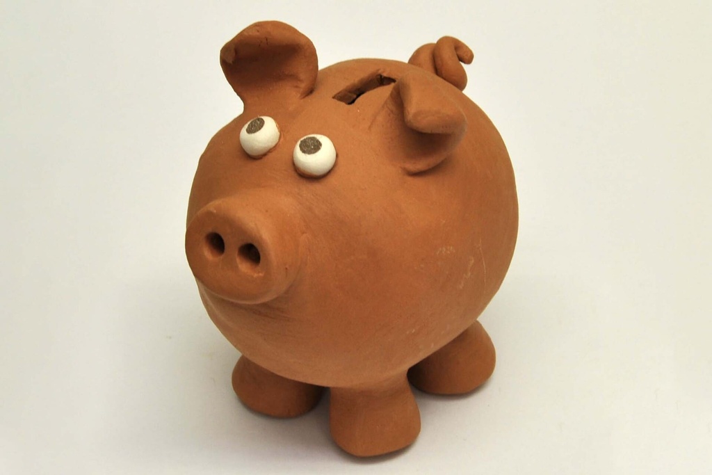 Hucha de cerdito en proceso de secado modelada con arcilla cerámica roja Sio-2