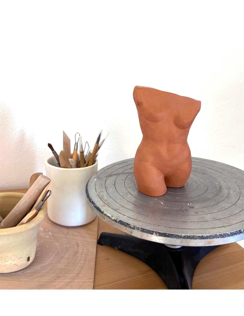 Detalle de escultura en torno de modelada con arcilla roja blanda Sio-2