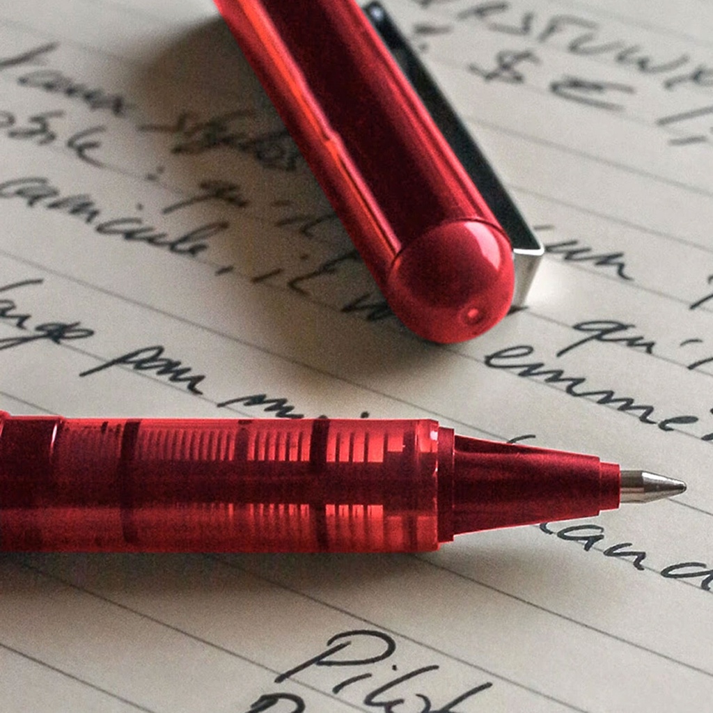 Detalle de la punta extrafina del bolígrafo Pilot V-Ball 0,5 rojo con grip visible y tinta líquida roja