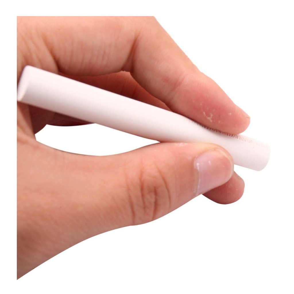 Mano sujetando una tiza blanca