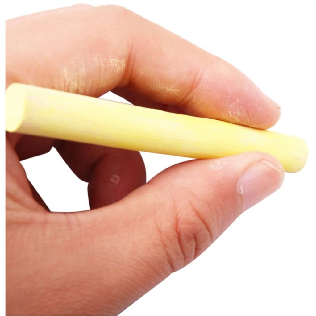 Mano sujetando una tiza de color amarillo