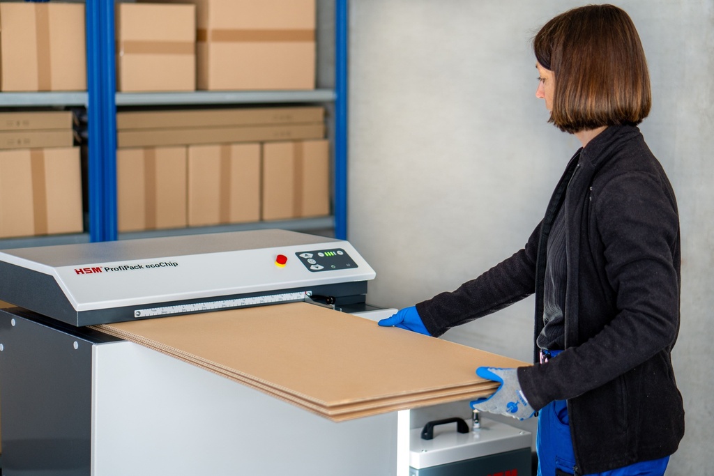 Mujer trabajando con Máquina para hacer virutas de cartón HSM ProfiPack ecoChip