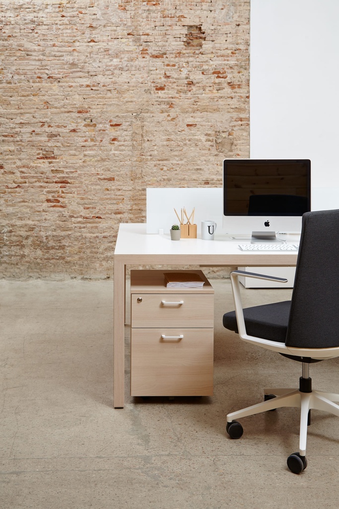 Despacho con sillón Cron, cajonera y mesa Prisma de Actiu de diseño nórdico