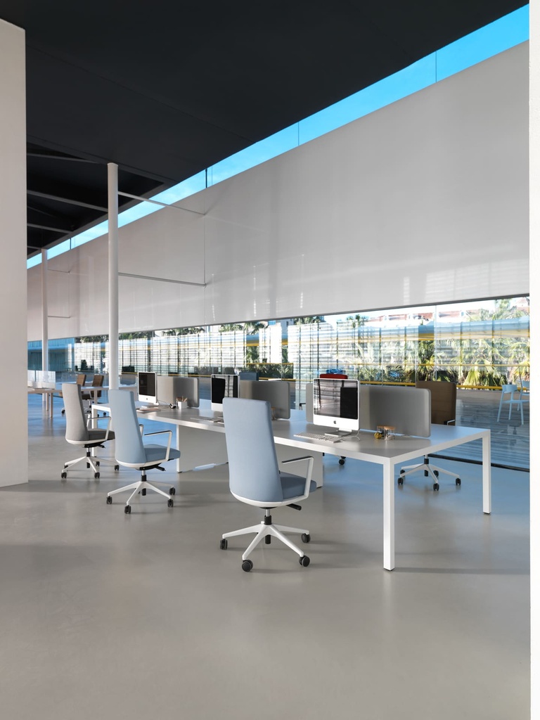 Mesa blanca de reunión Prisma de Actiu con diseño nórdico de efecto madera