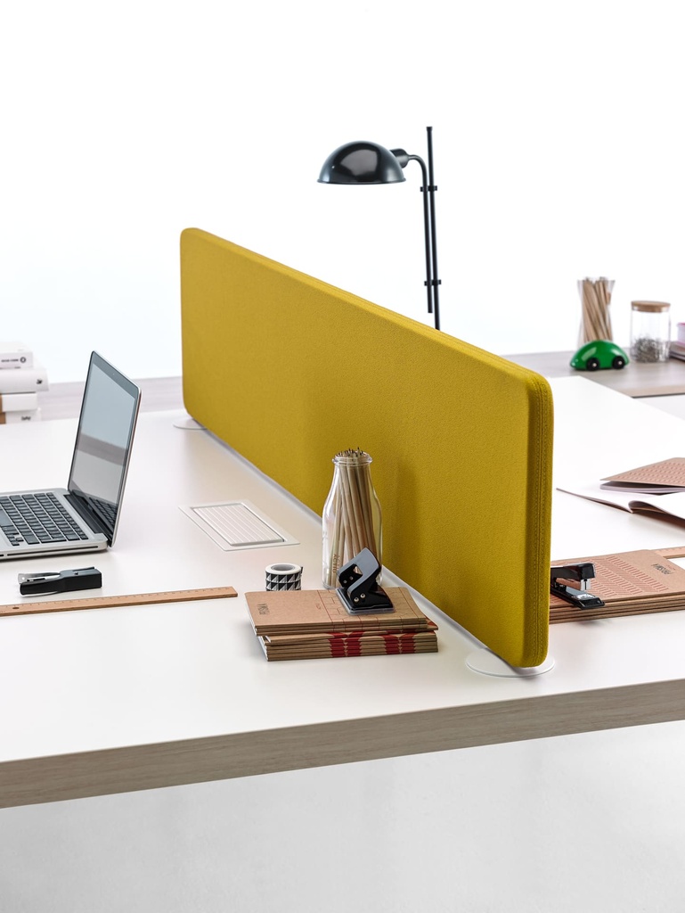 Divisoria amarillo mostaza sobre mesa Prisma con diseño escandinavo y sillas Trim de Actiu 
