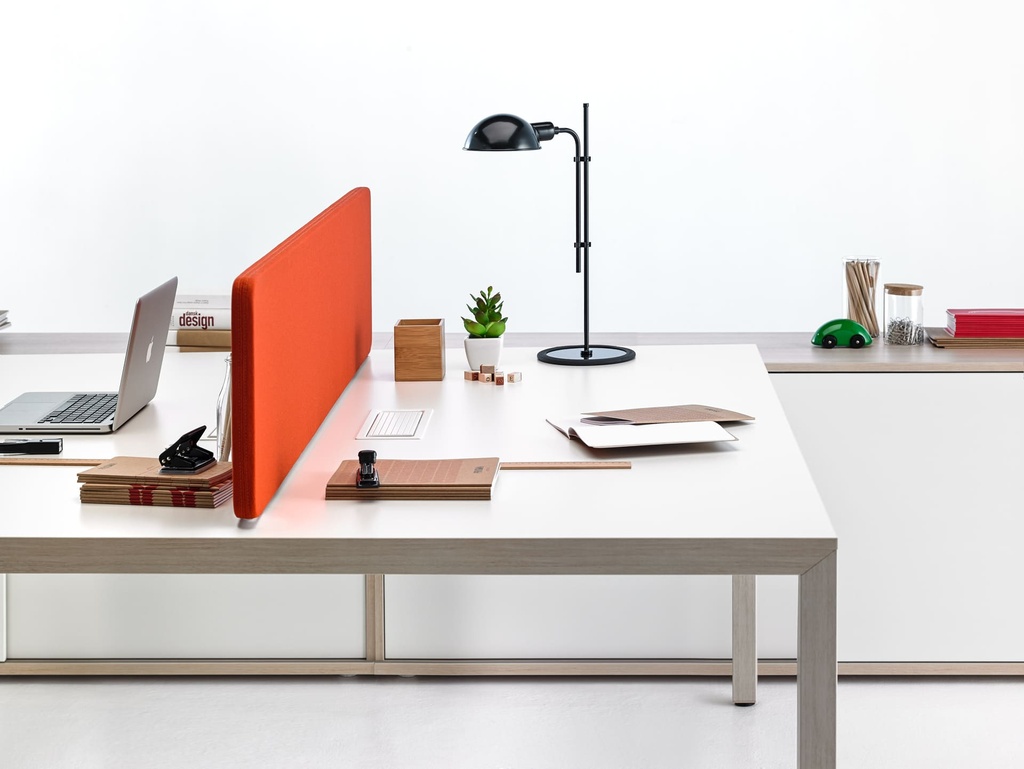 Divisoria roja sobre mesa Prisma con diseño escandinavo y sillas Trim de Actiu 