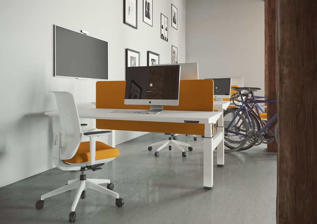 Oficina con mesa Mobility doble de Actiu para ajustar la altura del tablero
