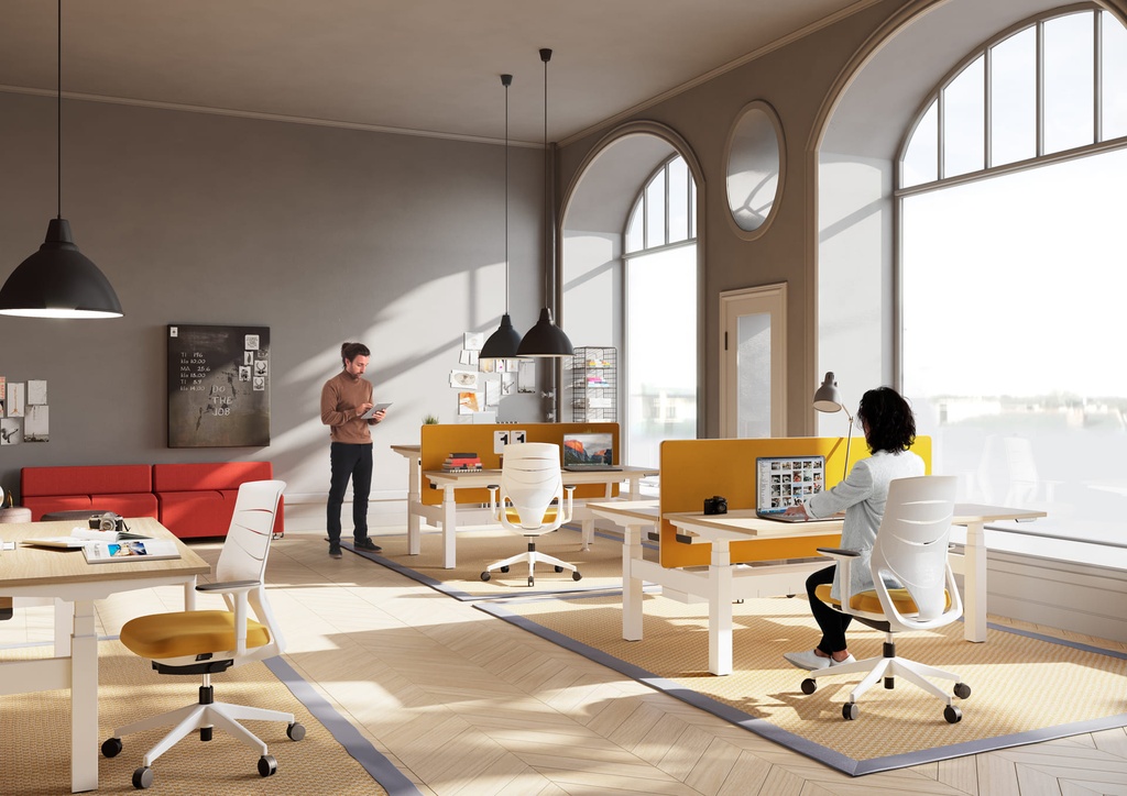 Oficina moderna con mesa Mobility doble de Actiu y sillas Efit